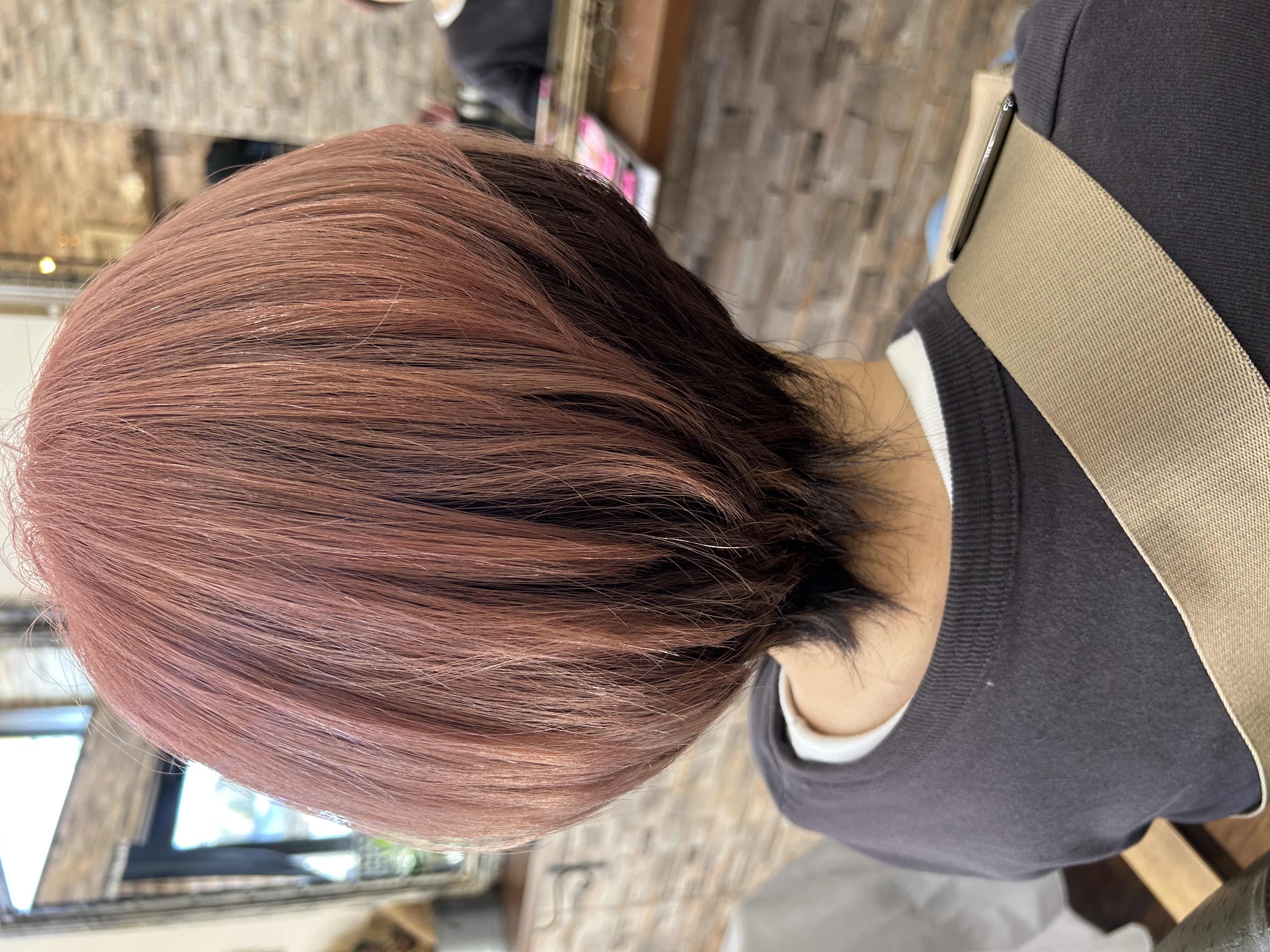 ピンクブラウンカラーの施術例（ショートボブ）