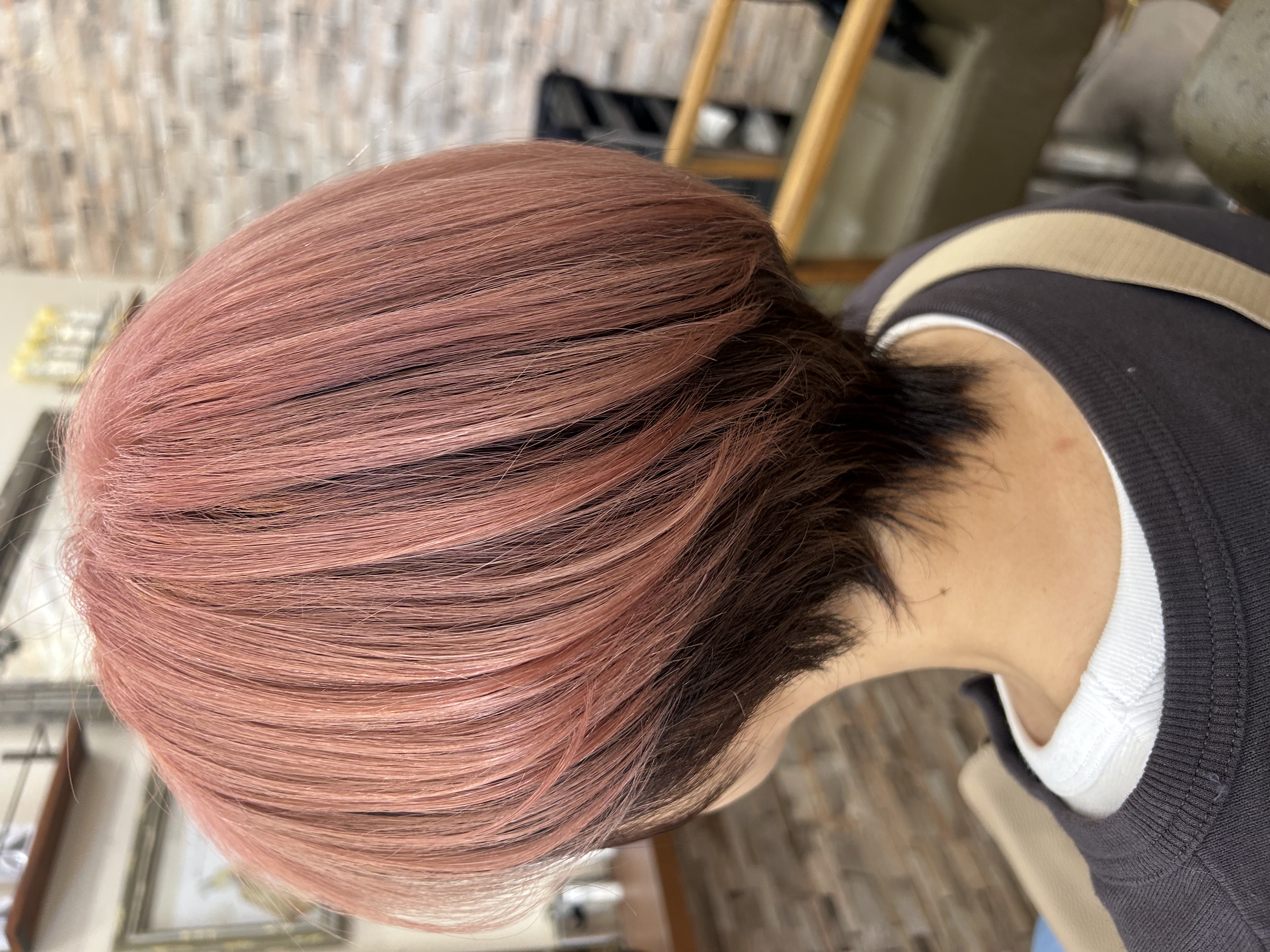 ピンクカラーの施術例（裾を暗く残したショートボブ）
